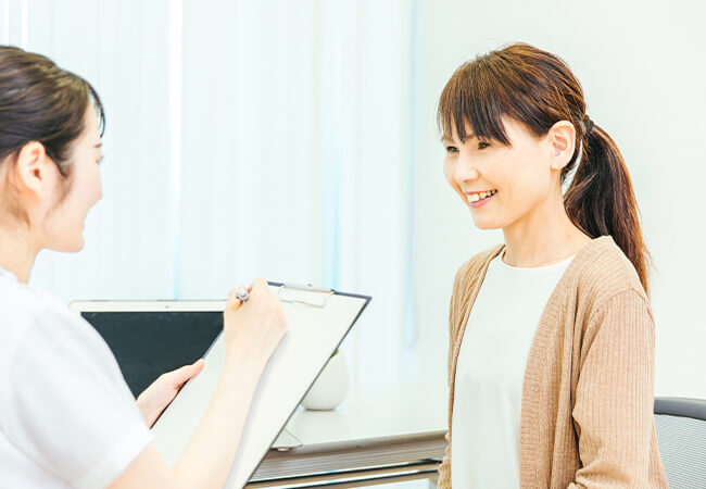 診察を受ける女性