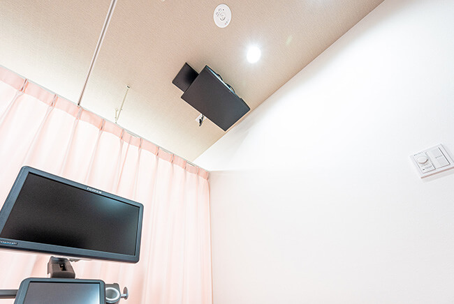 天井モニターを見ながらわかりやすい説明